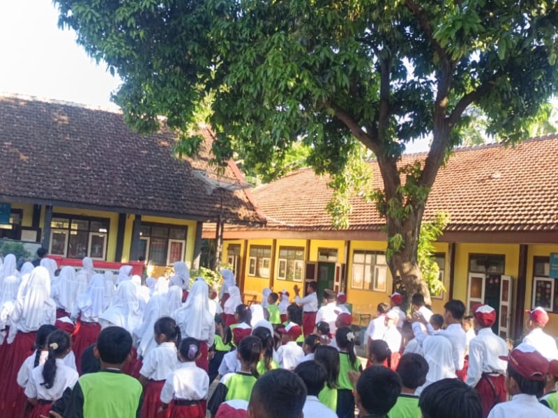 OLAHRAGA BERSAMA  DENGAN MEMANFAATKAN LAYAR INTERAKTIF DISEKOLAH