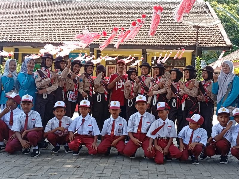 MEMERIAHKAN KEMERDEKAAN RI KE-81 DENGAN IKUT KEGIATAN GERAK JALAN TINGKAT KECAMATAN.
